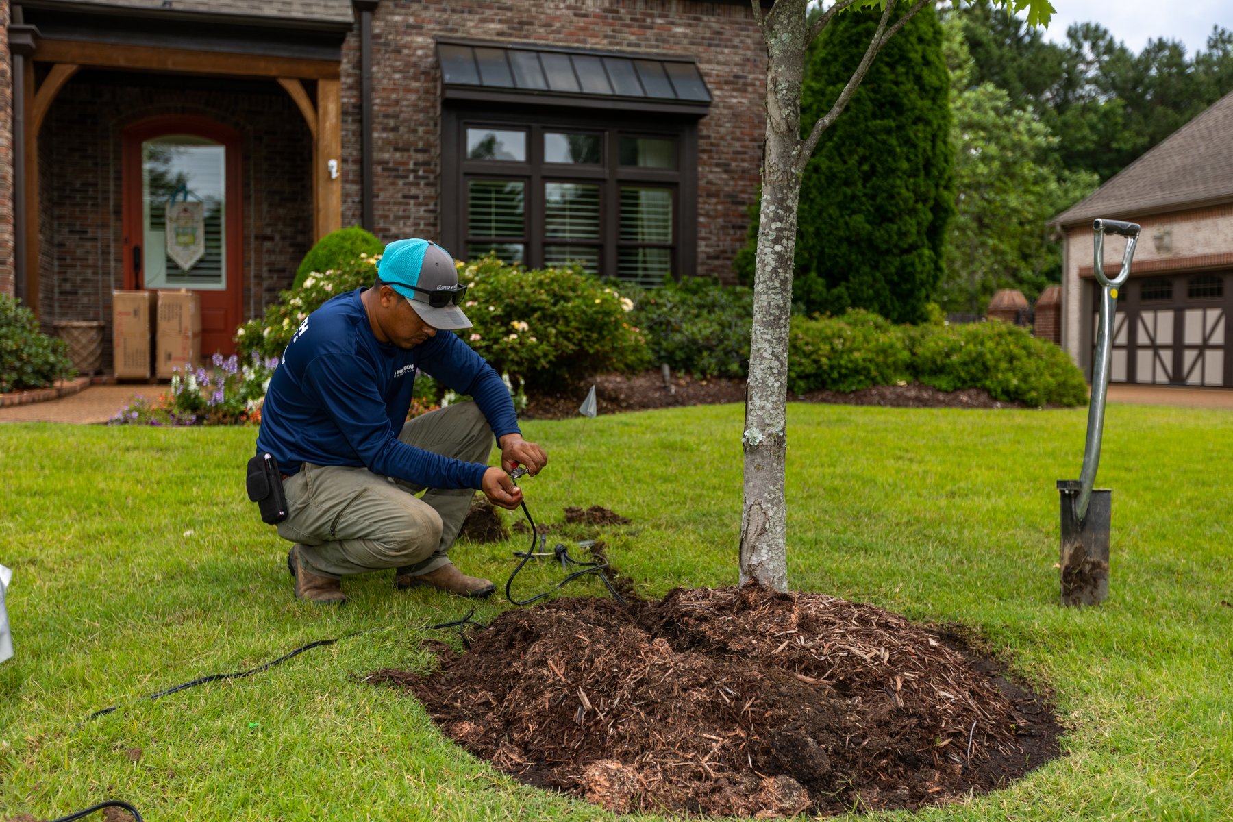 outdoor landscape lighting installation team 