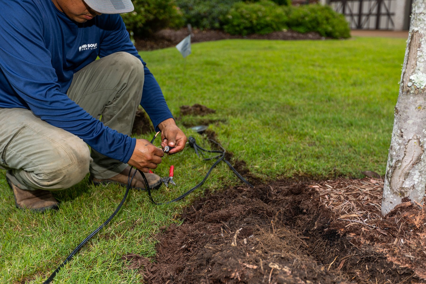 outdoor landscape lighting installation team 1