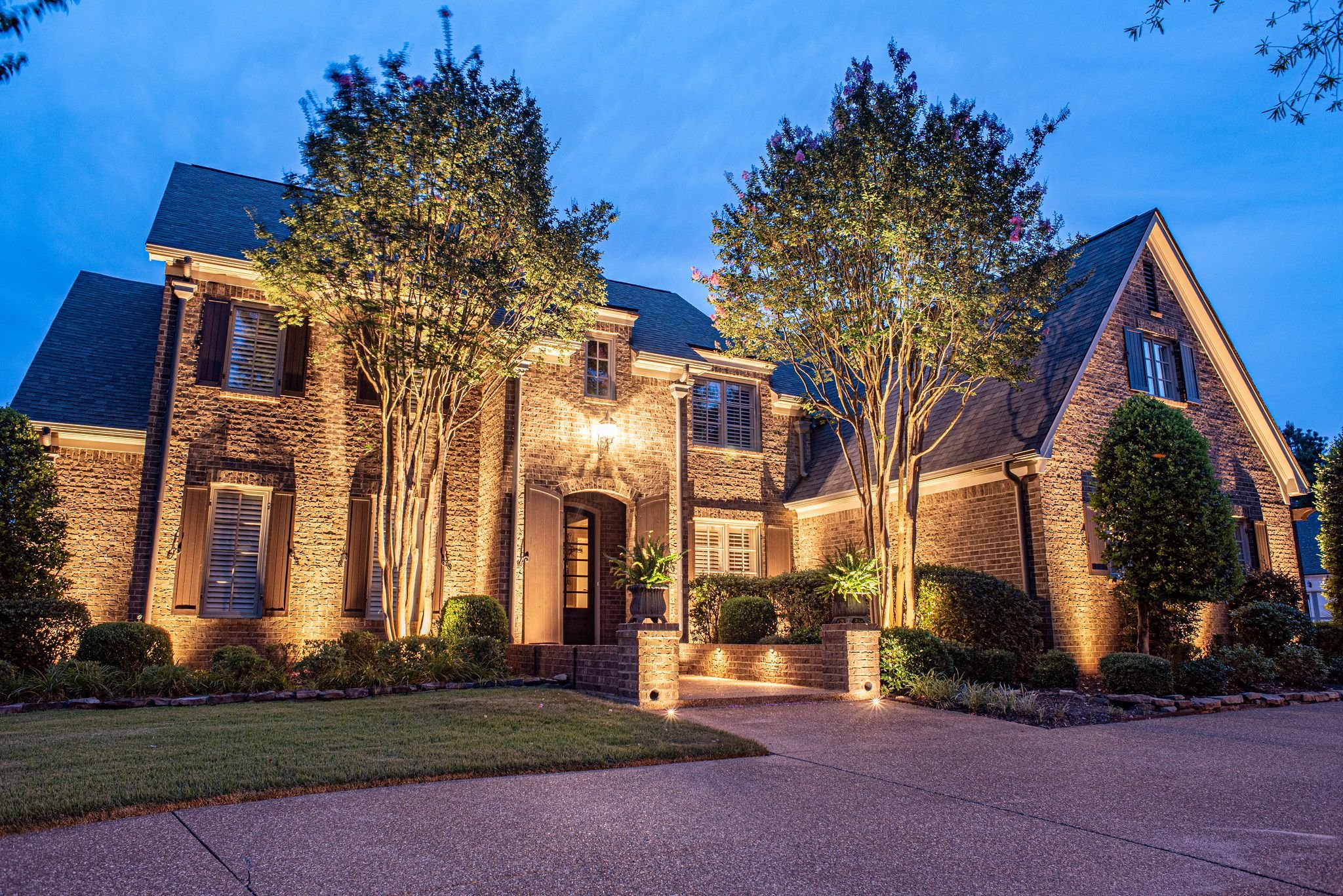 front of house curb appeal outdoor lighting